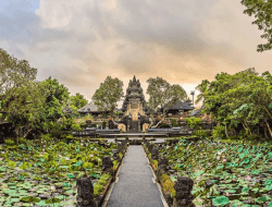 Pesona Pura Taman Saraswati Ubud, Keindahan di Tengah Kolam Teratai