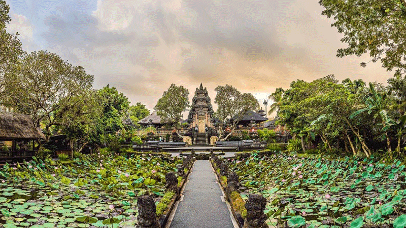 Pesona Pura Taman Saraswati Ubud