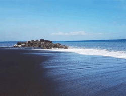 Pantai Kusamba: Harmoni Pasir Hitam, Laut Biru, dan Tradisi Garam Tua Bali