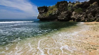 Pantai Balangan: Surga Tenang di Ujung Bukit yang Menyihir Jiwa