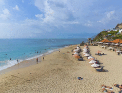 Pantai Dreamland Bali: Pesona Pantai Pasir Putih dengan Panorama Tebing yang Memukau