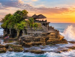 Pura Tanah Lot: Kekayaan Bali di Tengah Samudra